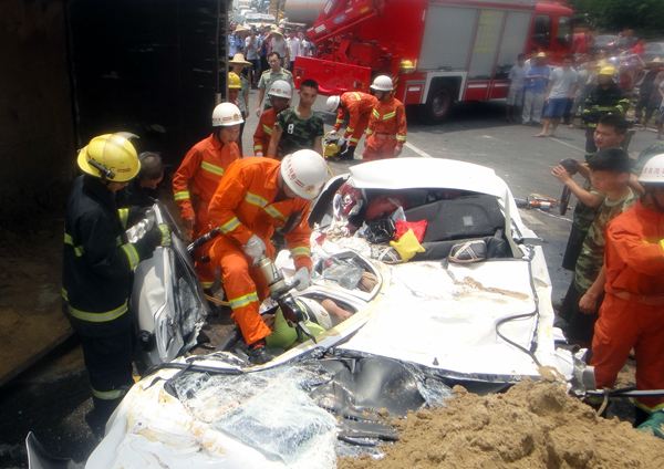 包罗人被车压扁后恶心图片的词条