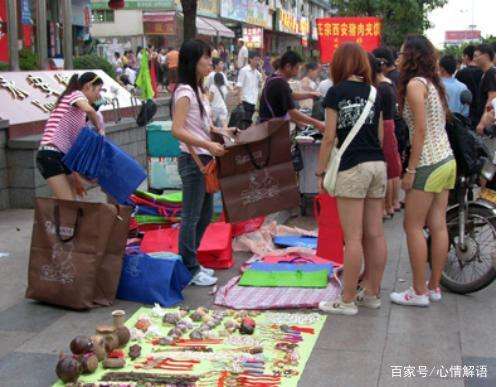 合适过年摆摊的小生意(本年摆摊做什么生意好做)