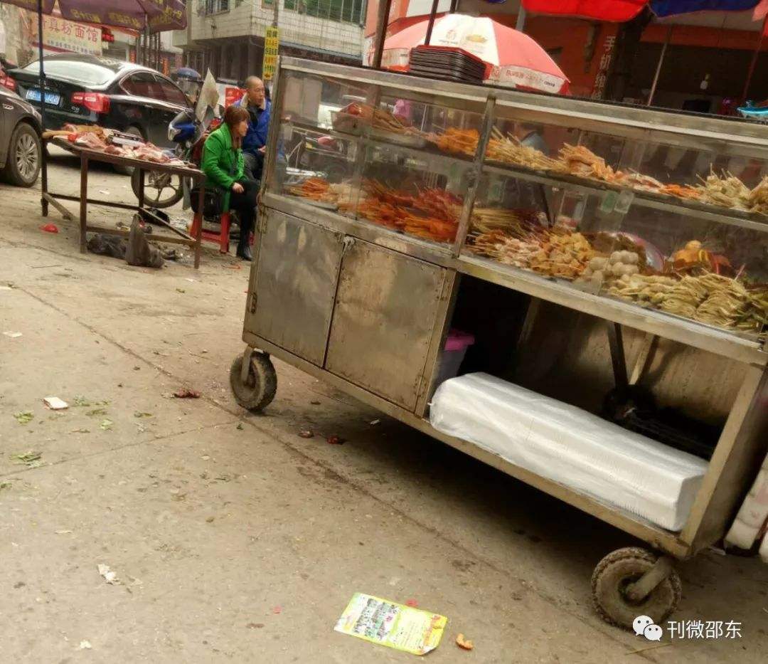 合适过年摆摊的小生意(本年摆摊做什么生意好做)